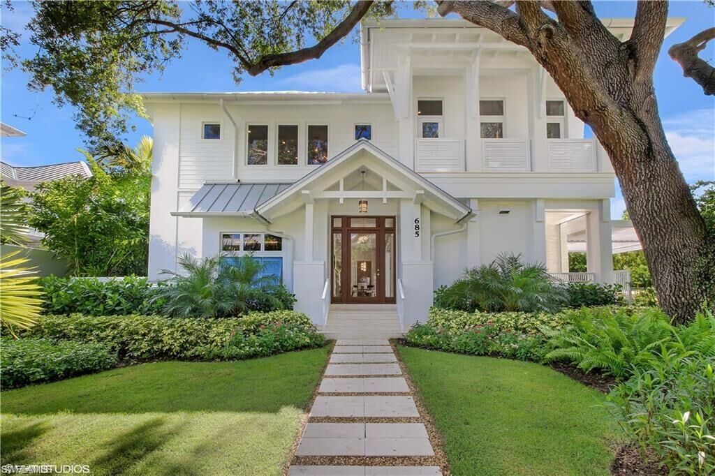 Property Photo:  685 2nd St S  FL 34102 
