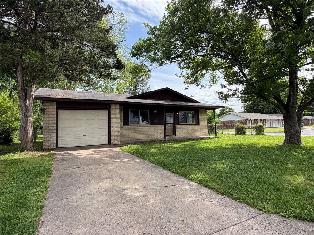 Property Photo:  1915 Theodore Drive  AR 72762 