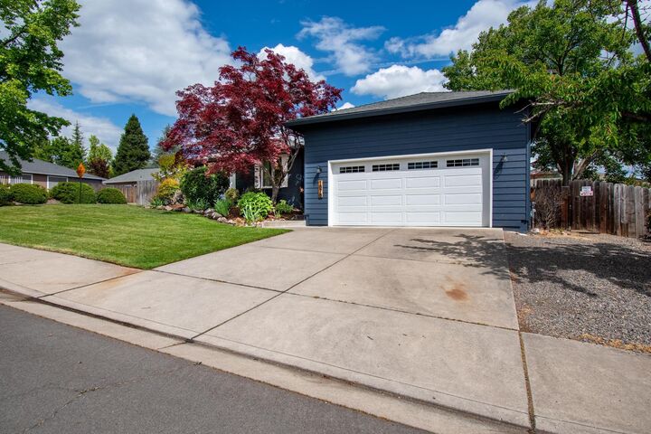 Property Photo:  1676 Edgevale Avenue  OR 97504 