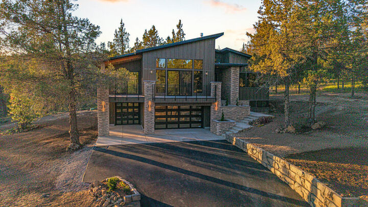 Property Photo:  1135 Oregon Ash Circle  OR 97601 