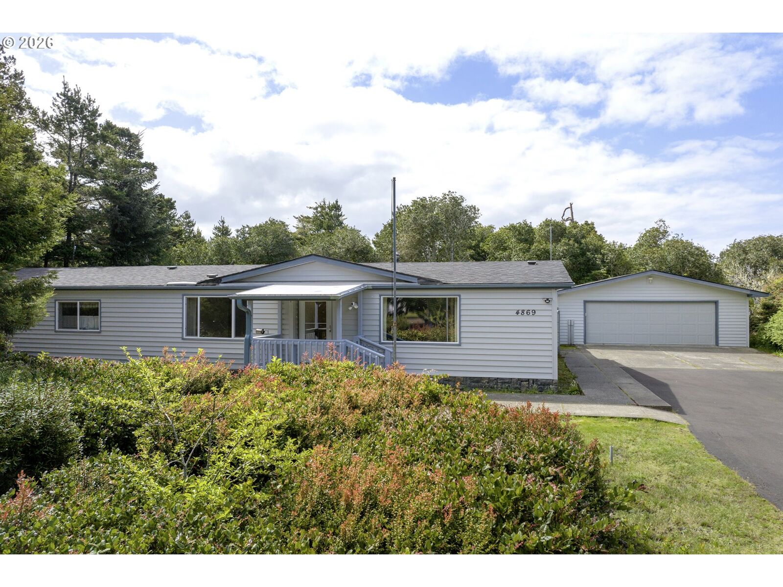 Property Photo:  4869 Seapine Dr  OR 97439 