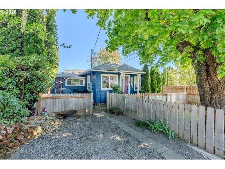 Property Photo:  105 NW 13th St  OR 97030 