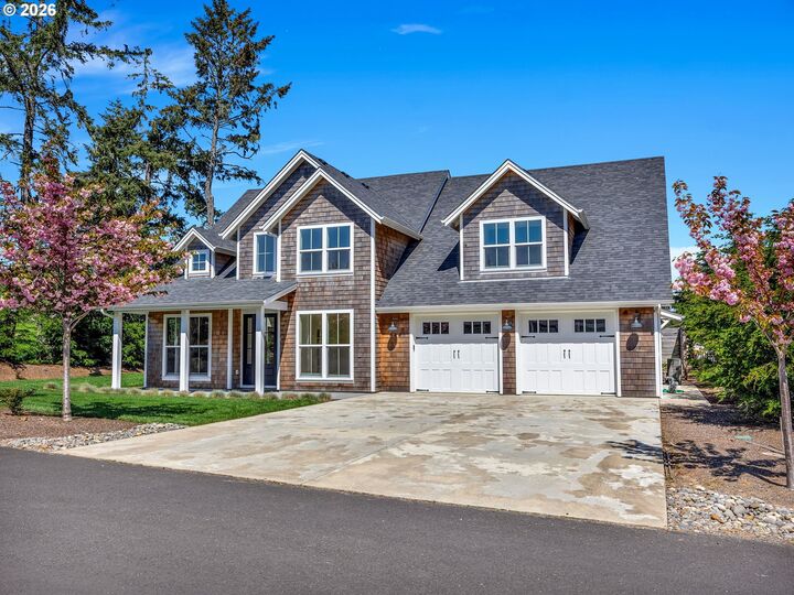 Property Photo:  664 10th St  OR 97138 