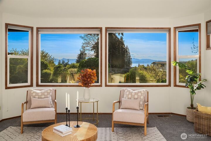 Property Photo:  928  Mountain Lane  WA 98020 