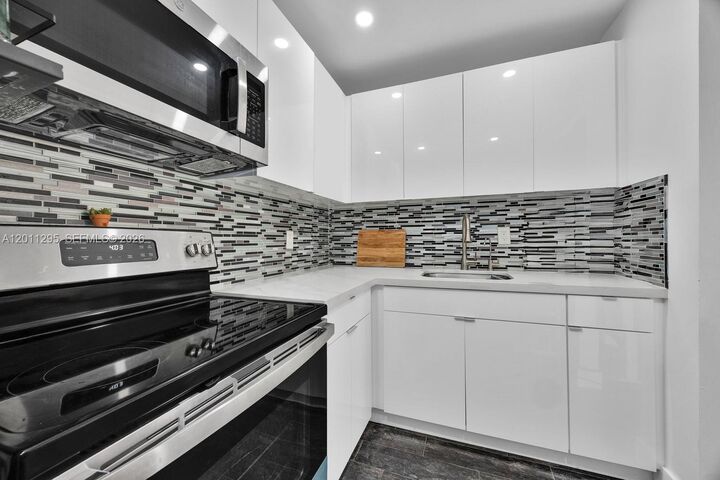 Property Photo:  1051 SW 1st St 401  FL 33130 