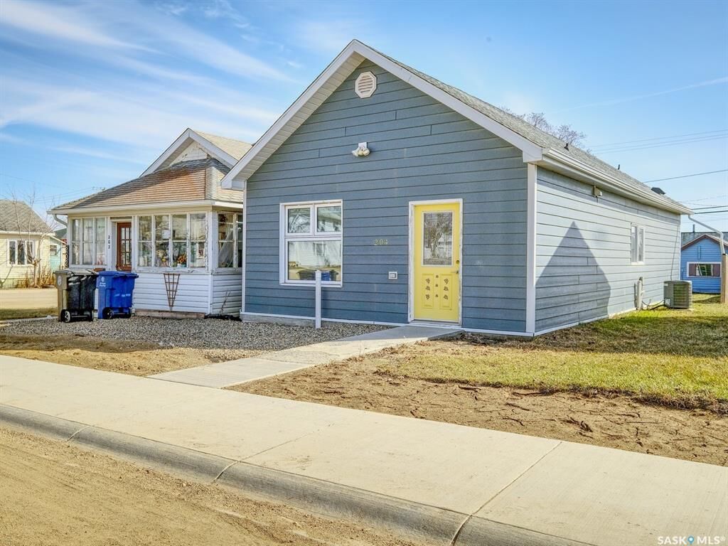 Property Photo:  204 2nd Avenue W  SK S0K 0M0 