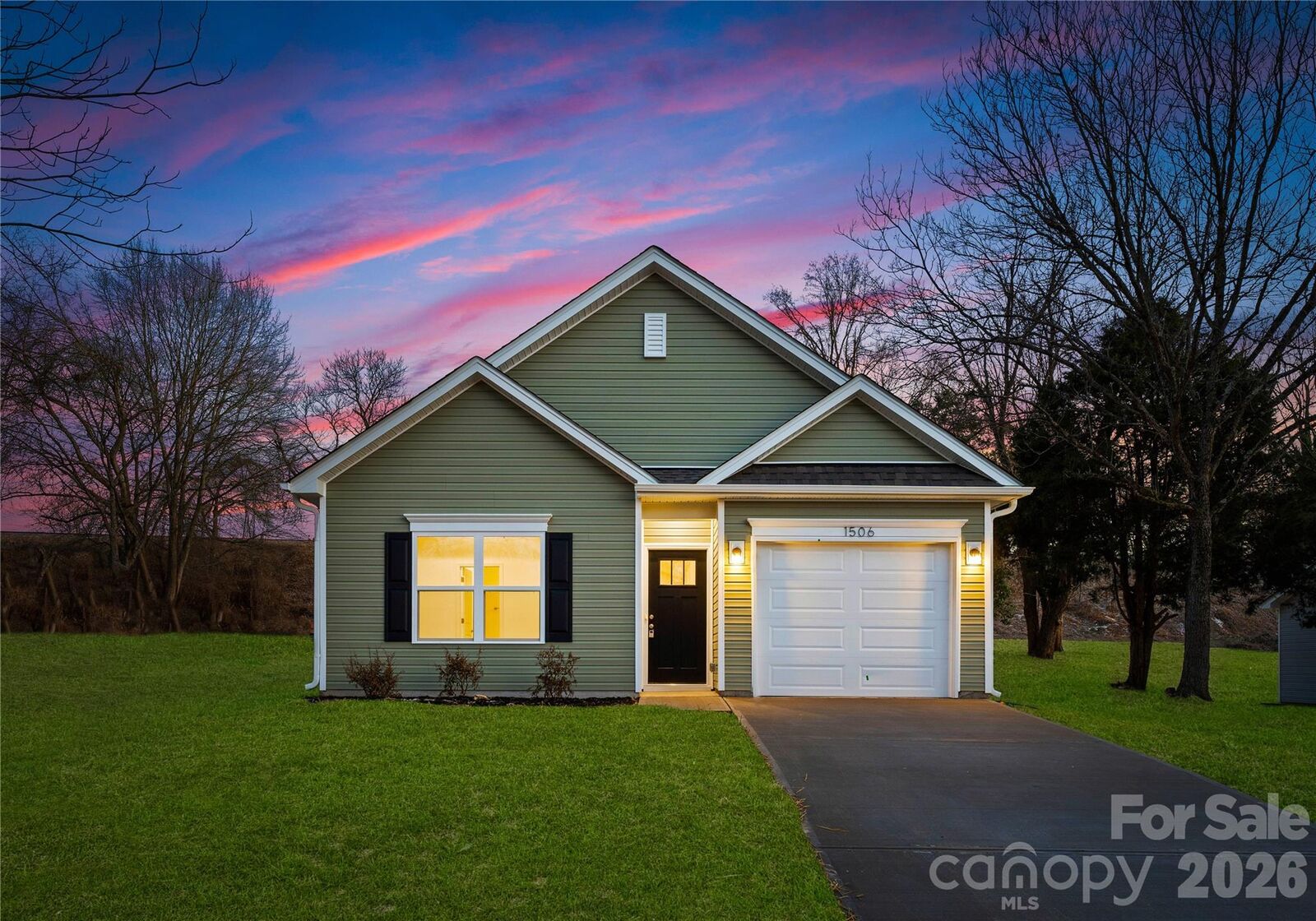 Property Photo: 315 N Hoskins Road NC 28216