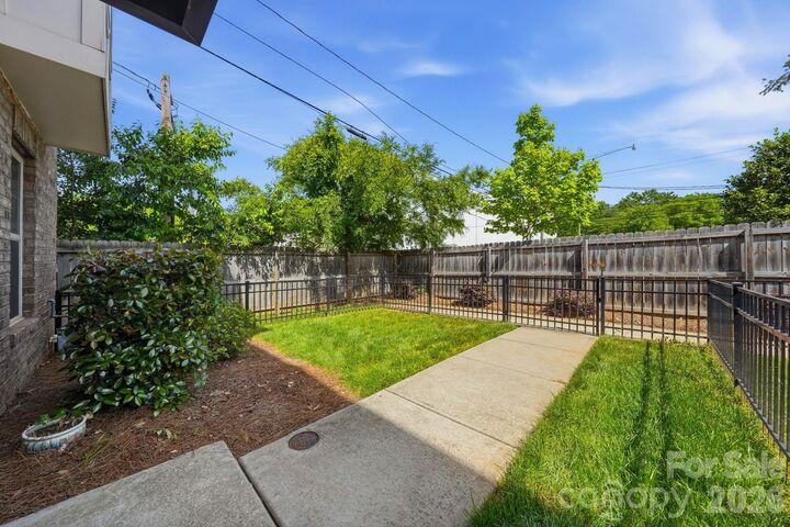 Property Photo:  1221 Queen Lyon Court  NC 28205 