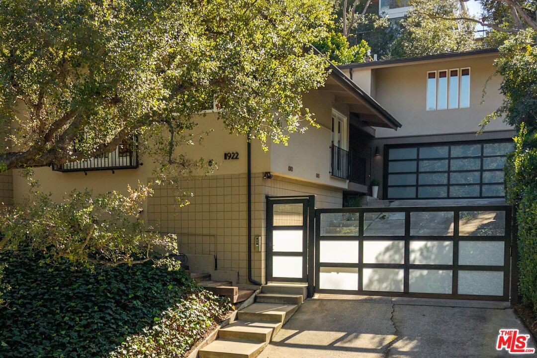 Property Photo: 11922 Sunshine Ter CA 91604