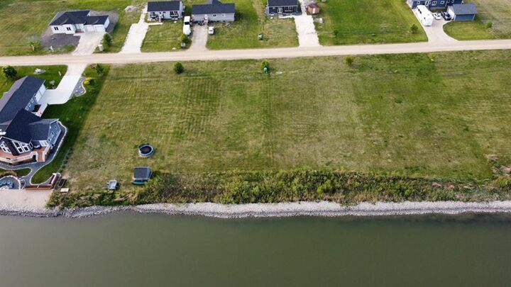 Property Photo: 61 Lake Estate Drive MB R0C 1B0