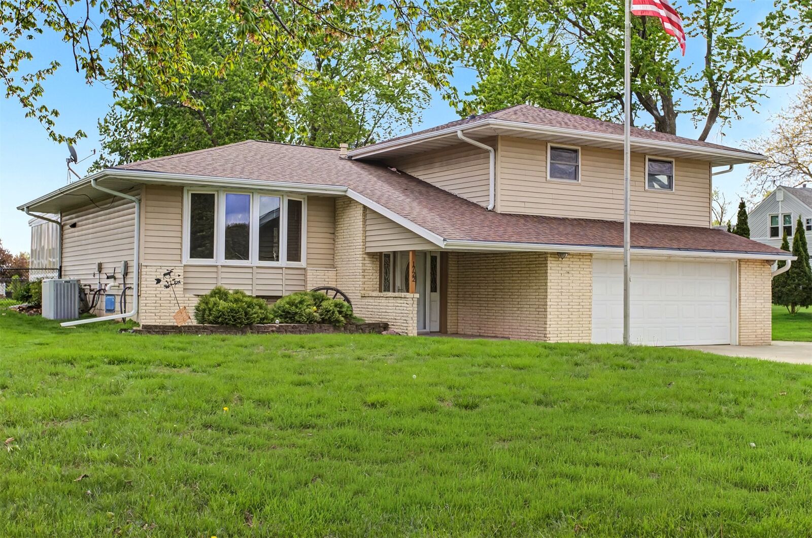 Property Photo:  1722 Linn Street  IA 50036 