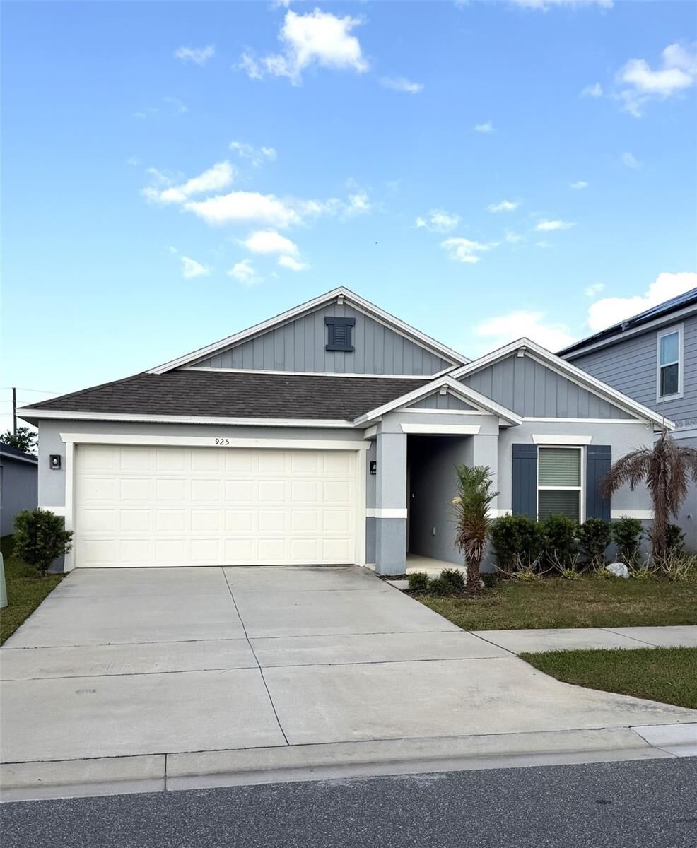 Property Photo:  925 Overpool Avenue  FL 33896 