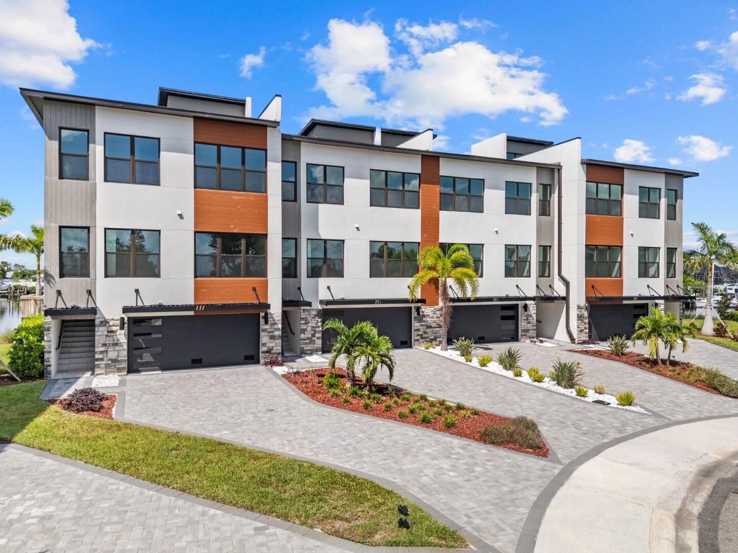 Property Photo:  774 Gran Kaymen Way  FL 33572 