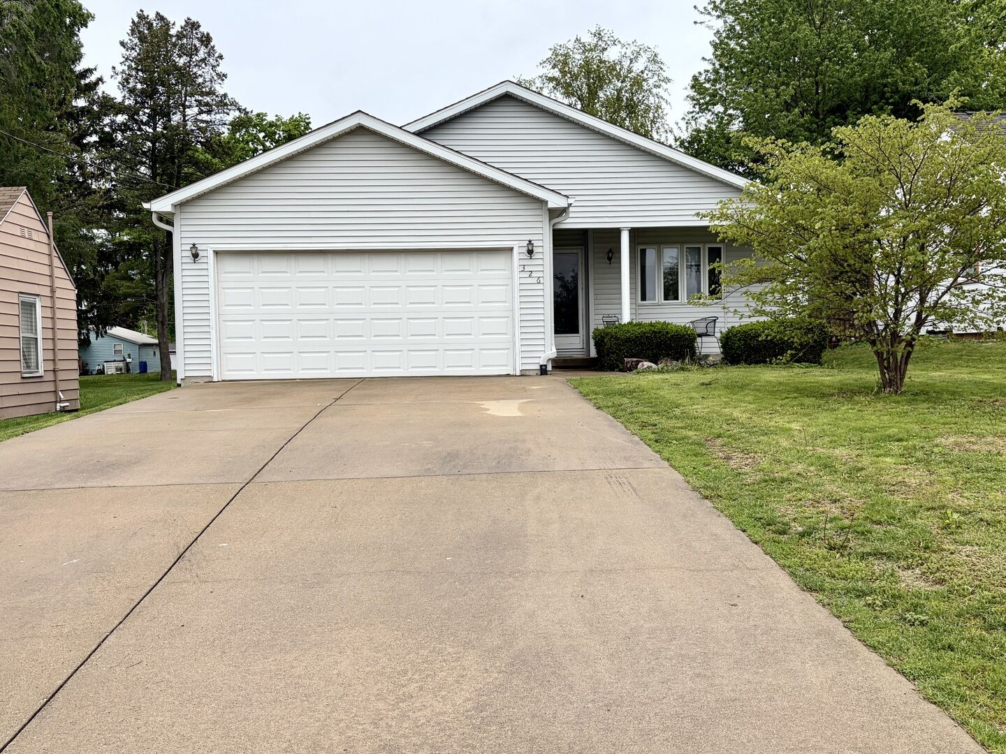 Property Photo: 326 W Hight Street IL 62544