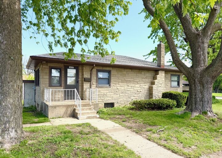 Property Photo: 1404 Plain Street IL 61354