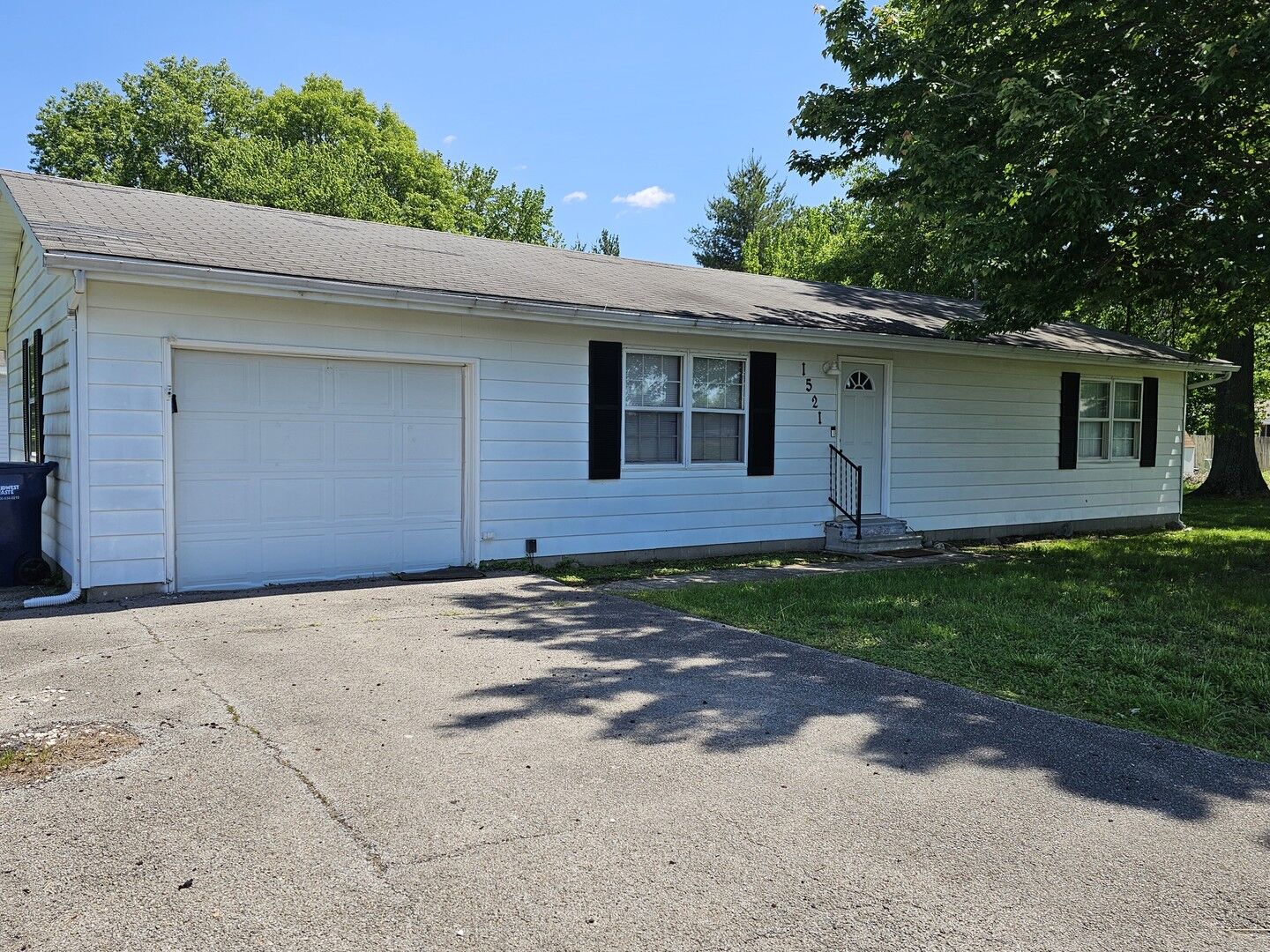Property Photo: 1521 Triangle Street IL 62864