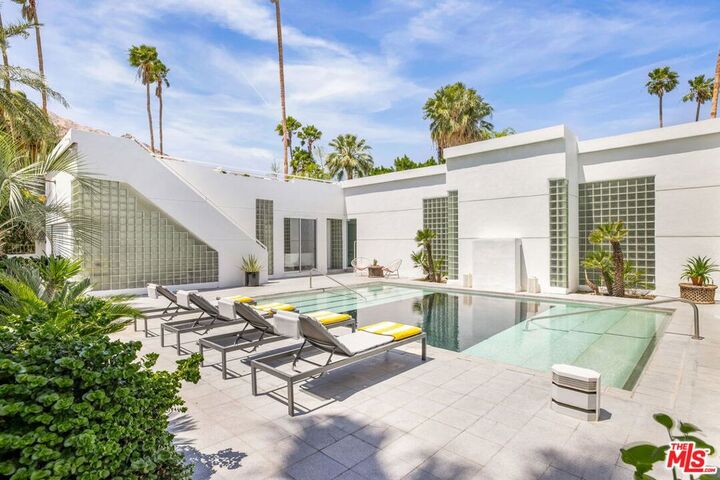 Property Photo:  520 W Via Lola  CA 92262 