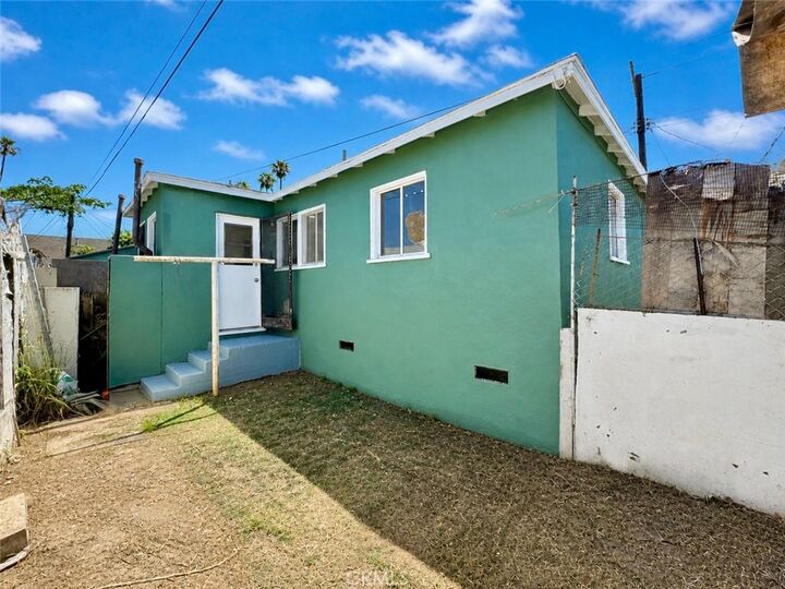 Property Photo:  902 Island Avenue  CA 90744 