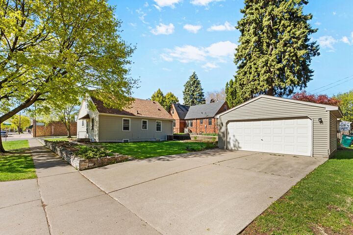 Property Photo:  1341 Iowa Avenue W  MN 55108 