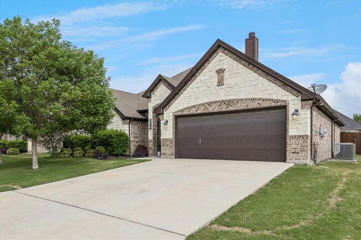 Property Photo:  124 Camouflage Circle  TX 76008 