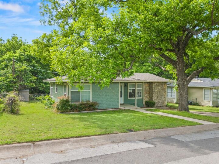 Property Photo:  1236 S Brazos Street  TX 76086 