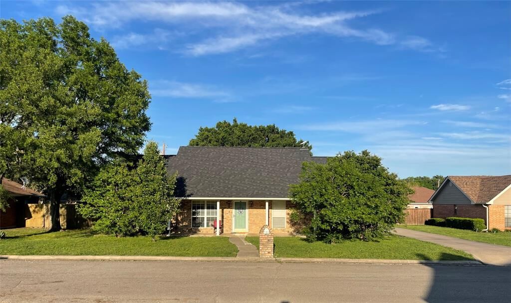 Property Photo:  113 Christopher Drive  TX 75432 