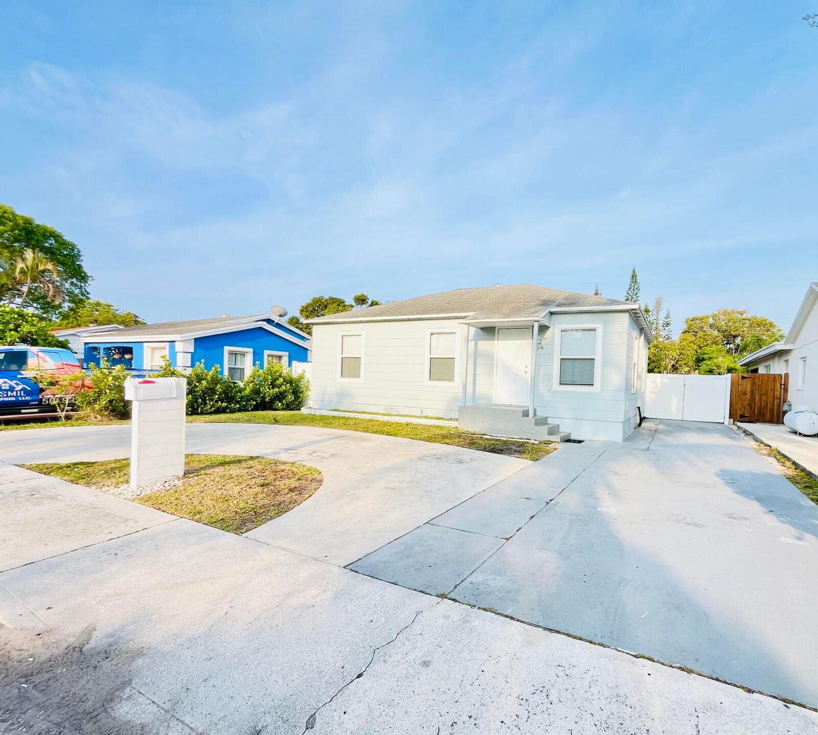 Property Photo:  909 N C Street  FL 33460 