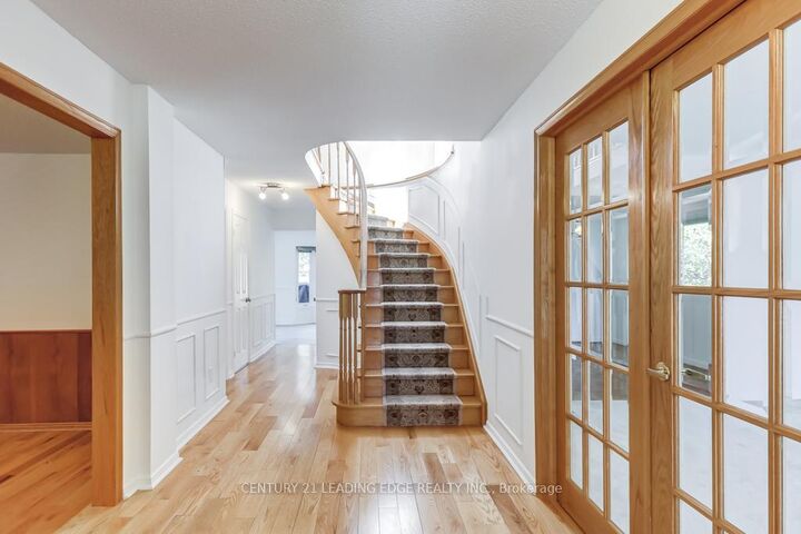 Property Photo:  1595 Sir Monty'S Drive  ON L5N 4P1 