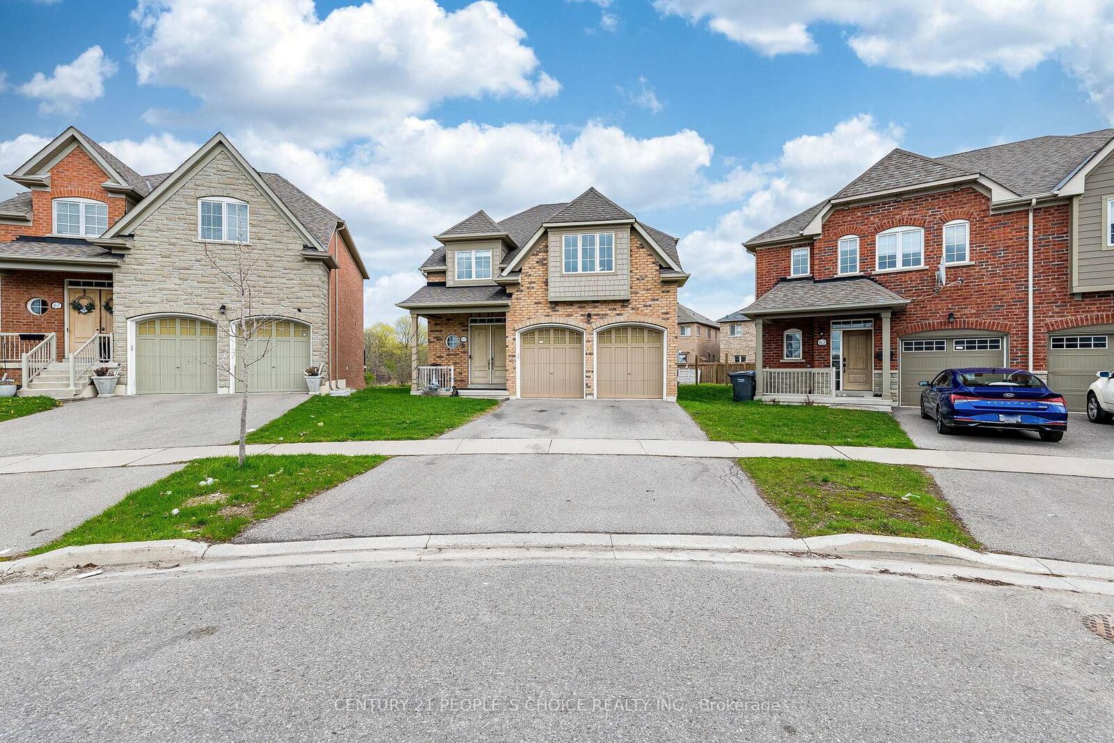 Property Photo: 65 Honeyview Trail ON L6P 4A4