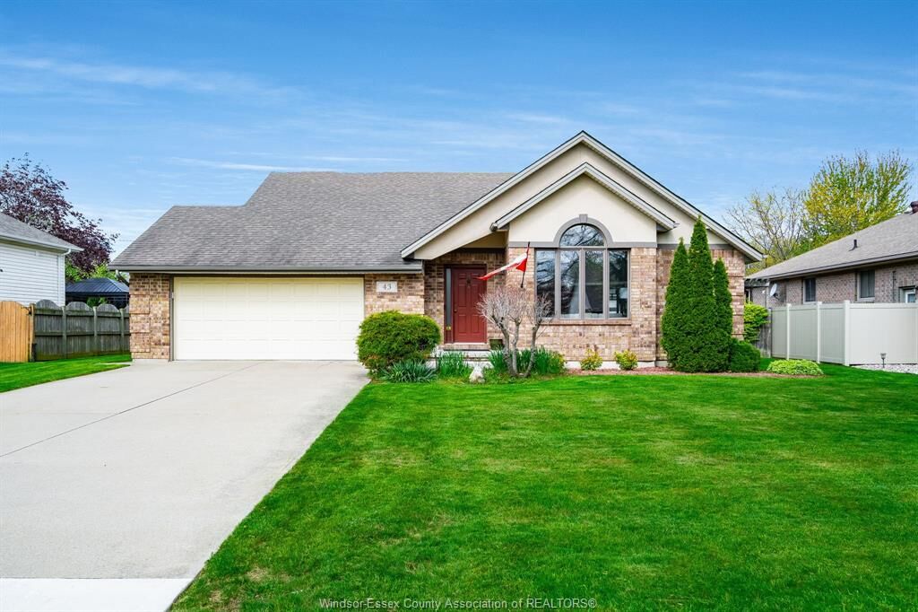 Property Photo:  43 Oak Drive  ON N8M 3C5 