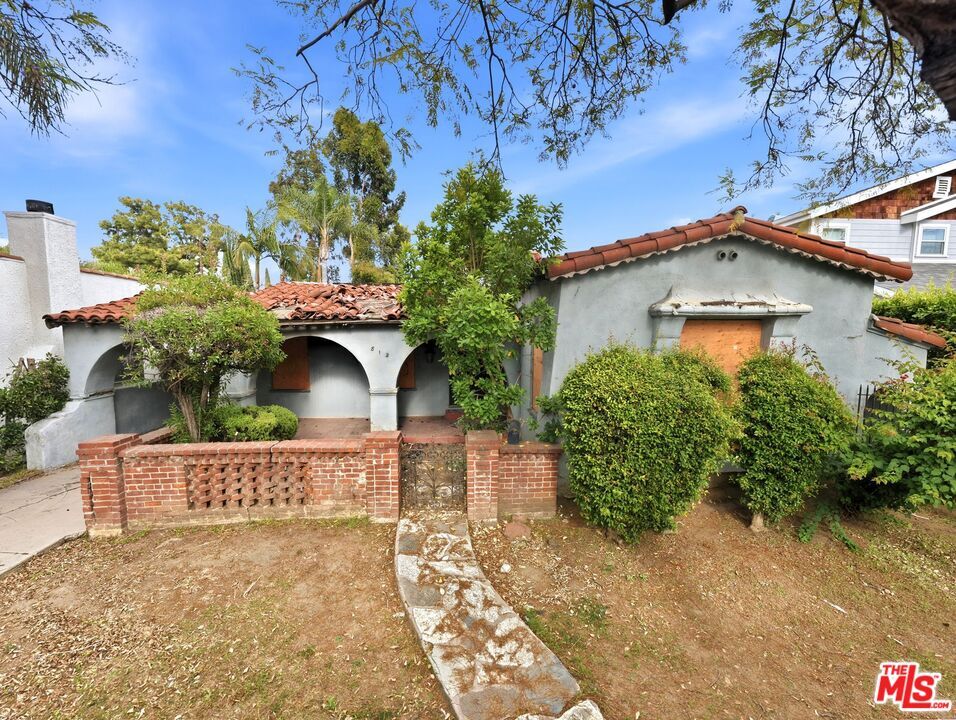 Property Photo:  812 N Crescent Heights Blvd  CA 90046 