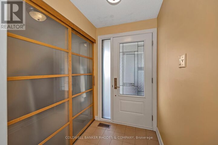 Property Photo:  2047 Woodglen Crescent  ON K1J 6G6 