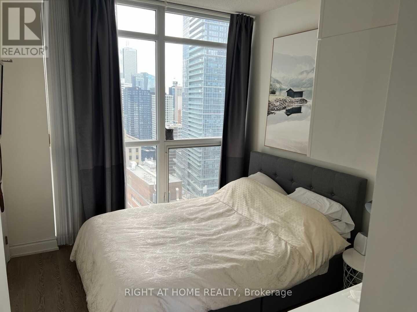 Property Photo:  21 Carlton Street 3102  ON M5B 1L3 