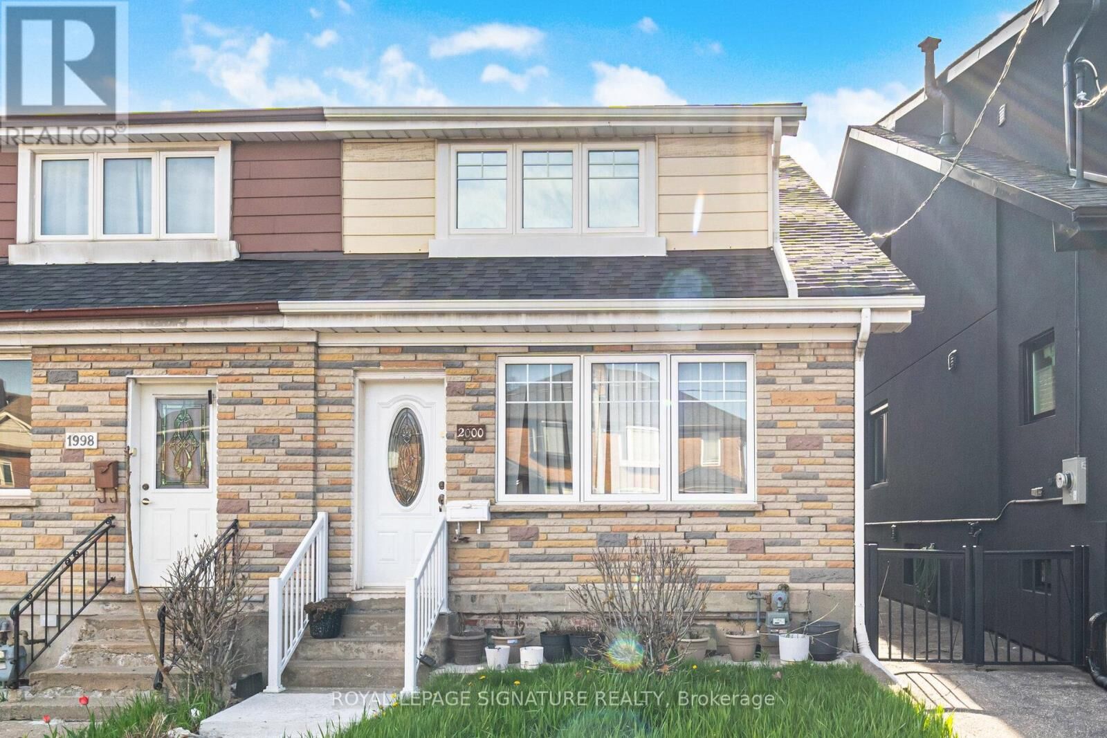 Property Photo:  2000 Dufferin Street 2  ON M6E 3R2 