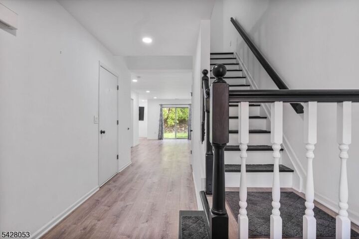 Property Photo:  7 Lee Ct 7  NJ 08833 