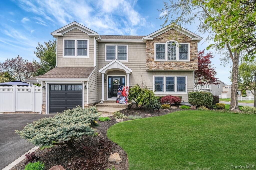 Property Photo:  512 Heathcliff Drive  NY 11783 