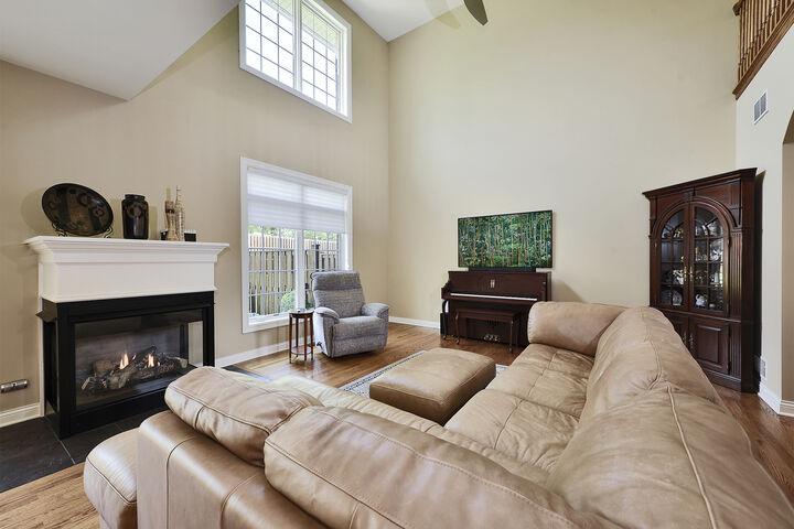 Property Photo:  843 N Franklin Avenue  IL 60067 