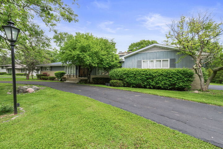 Property Photo:  27 Sheffield Lane  IL 60523 