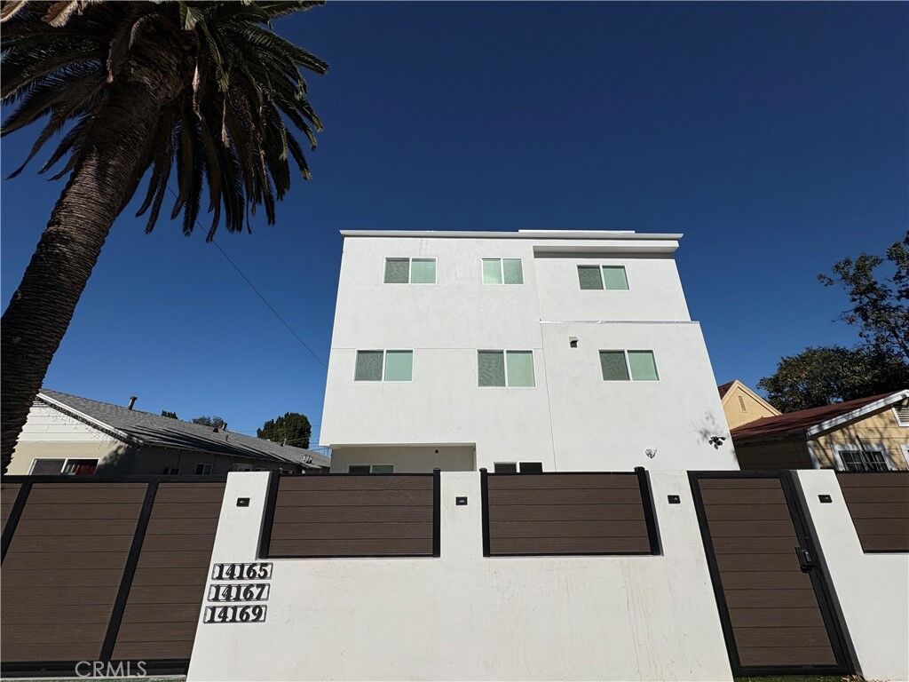 Property Photo:  14165 Calvert Street  CA 91401 