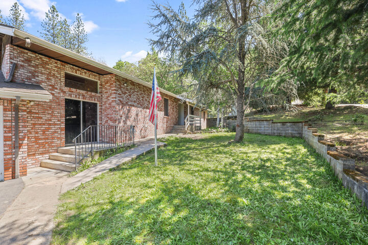 Property Photo:  301 Red Spur Drive  OR 97527 