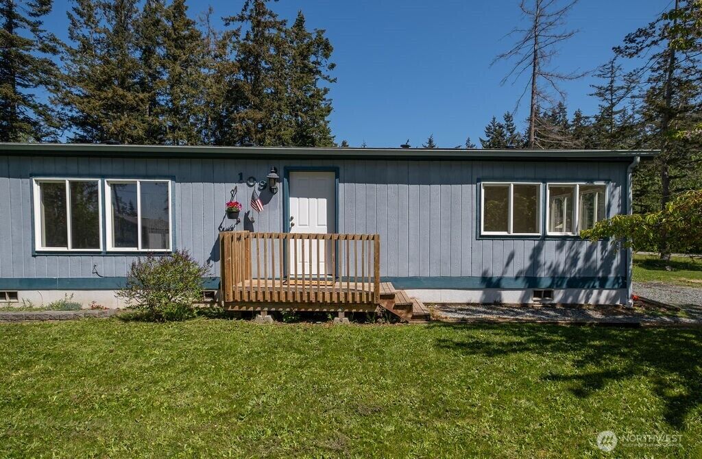 Property Photo:  1090  Paul Avenue  WA 98277 