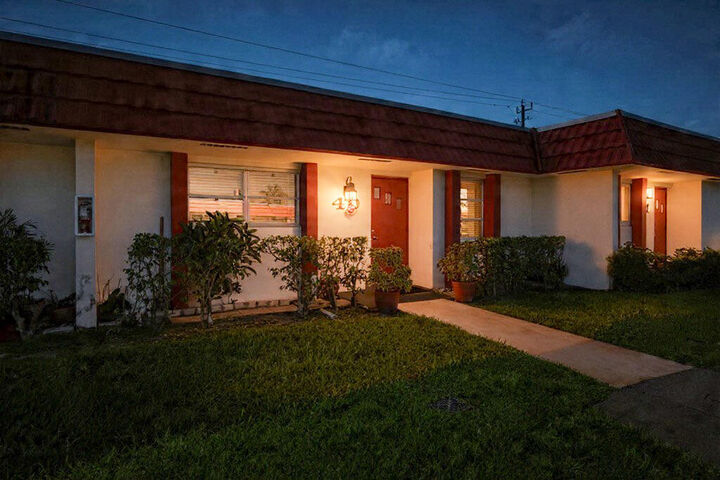 Property Photo:  5800 W Fernley Dr Drive W 40  FL 33415 