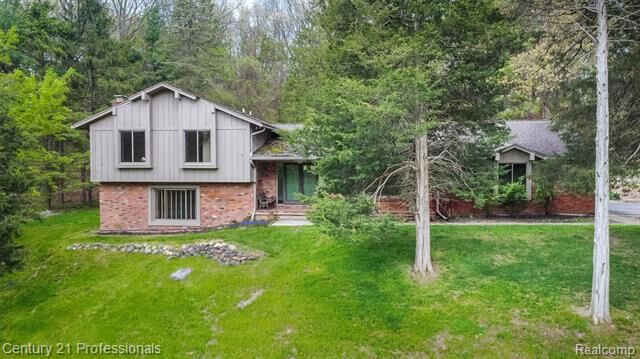 Property Photo:  6133 Sundance Trail  MI 48116 