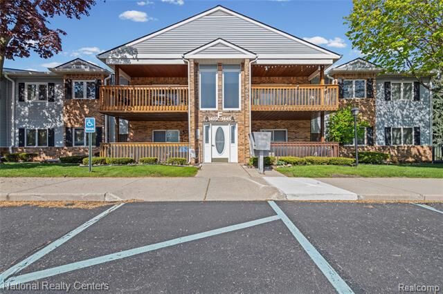 Property Photo:  1421 Shoemaker Drive  MI 48185 