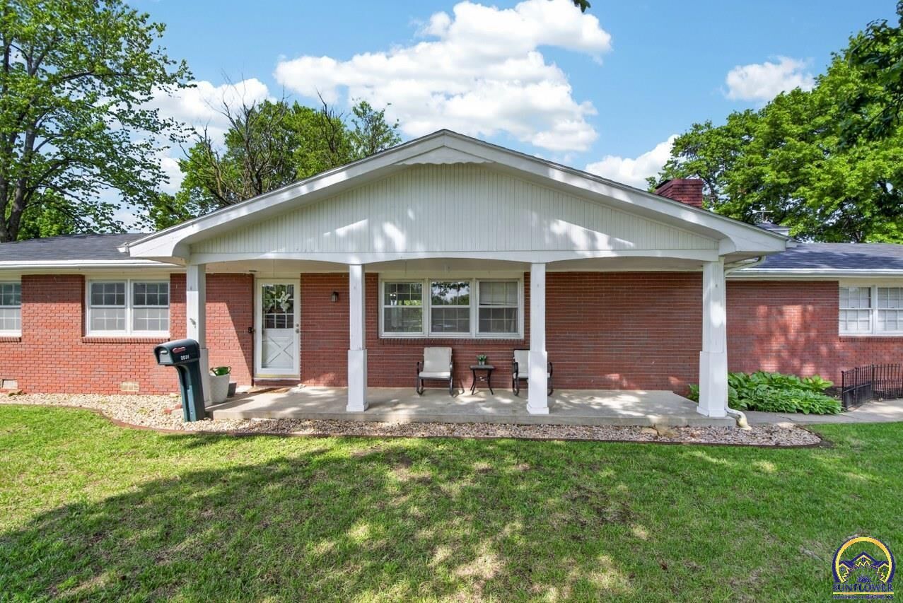 Property Photo:  2031 SW Sims Ave  KS 66604 