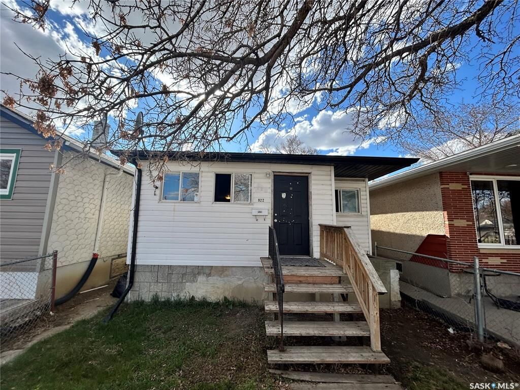 Property Photo: 922 Garnet Street SK S4T 2X5