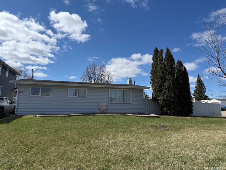 646 Albert Street — photo 1