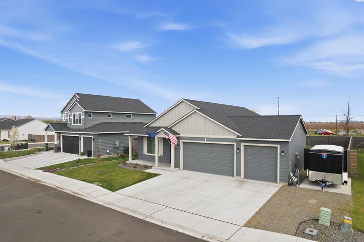 Property Photo:  1403 Diamond Ave  WA 98930 