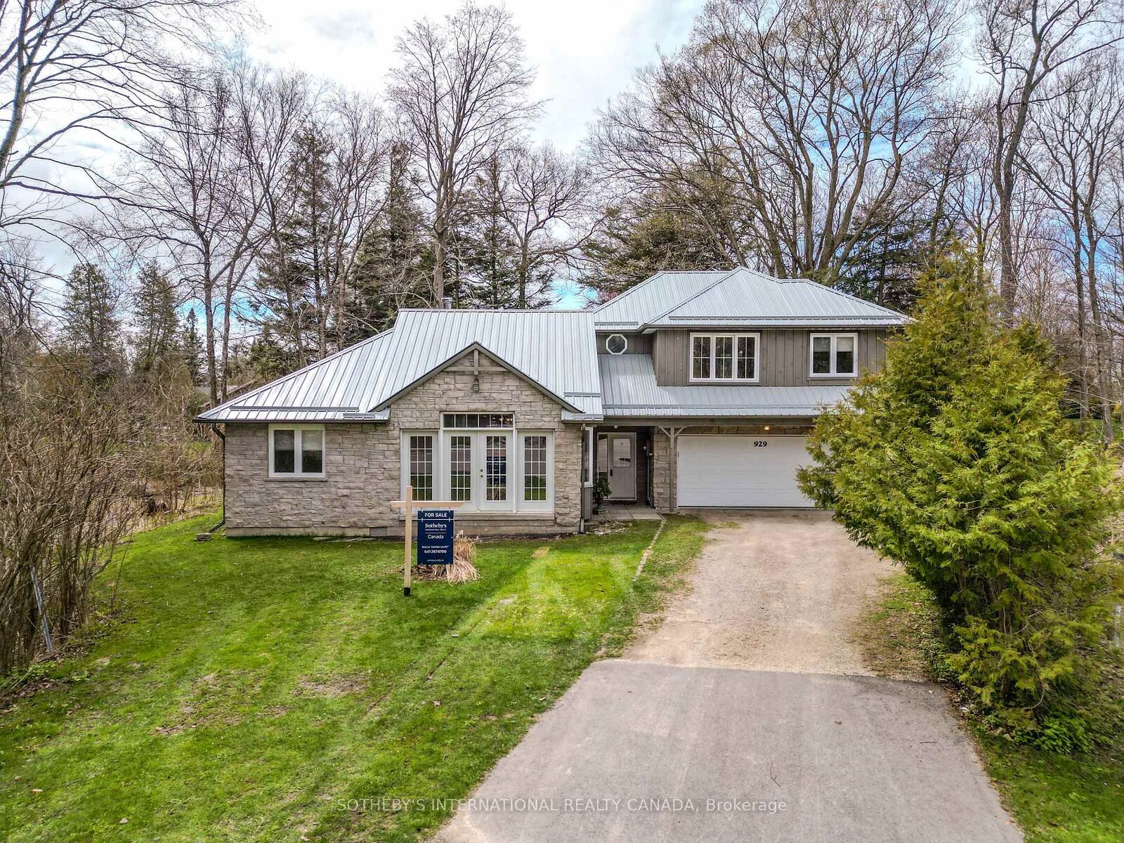 Property Photo: 929 Tanglewood Drive ON N2Z 2X3