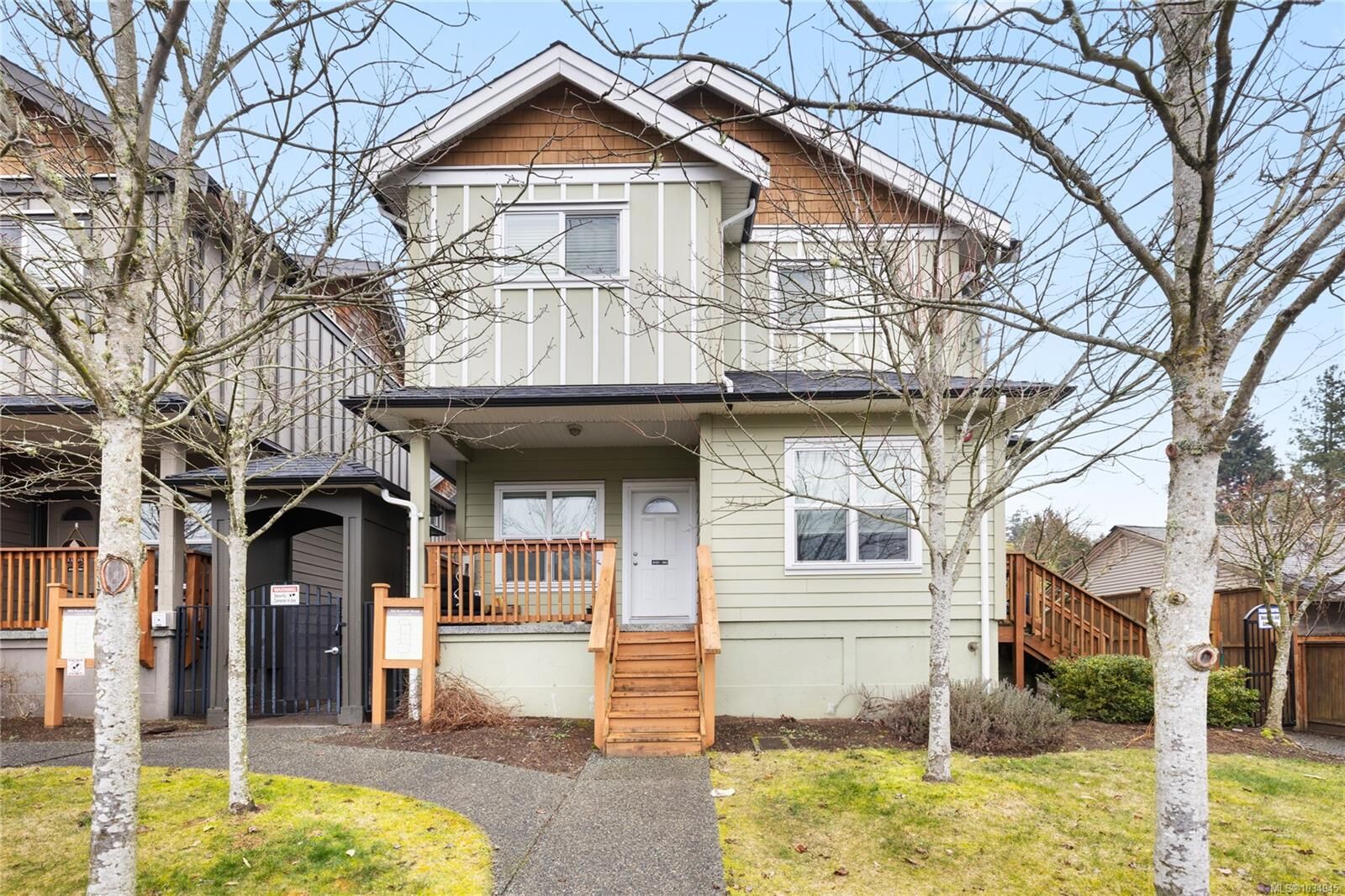 Property Photo:  582 Rosehill St 102  BC V9S 1H6 